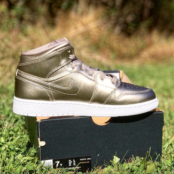 SALE NWT Nike Air Jordan 1 Mid SE GS Metallic - Picture 5 of 8